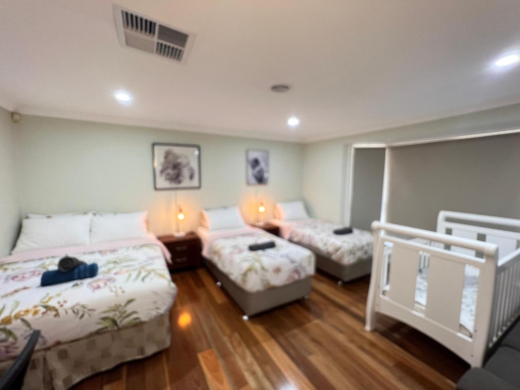 Spacious 6 Bedroom Holiday Home 15 Min Away From Melbourne Airport Sydenham Exterior photo