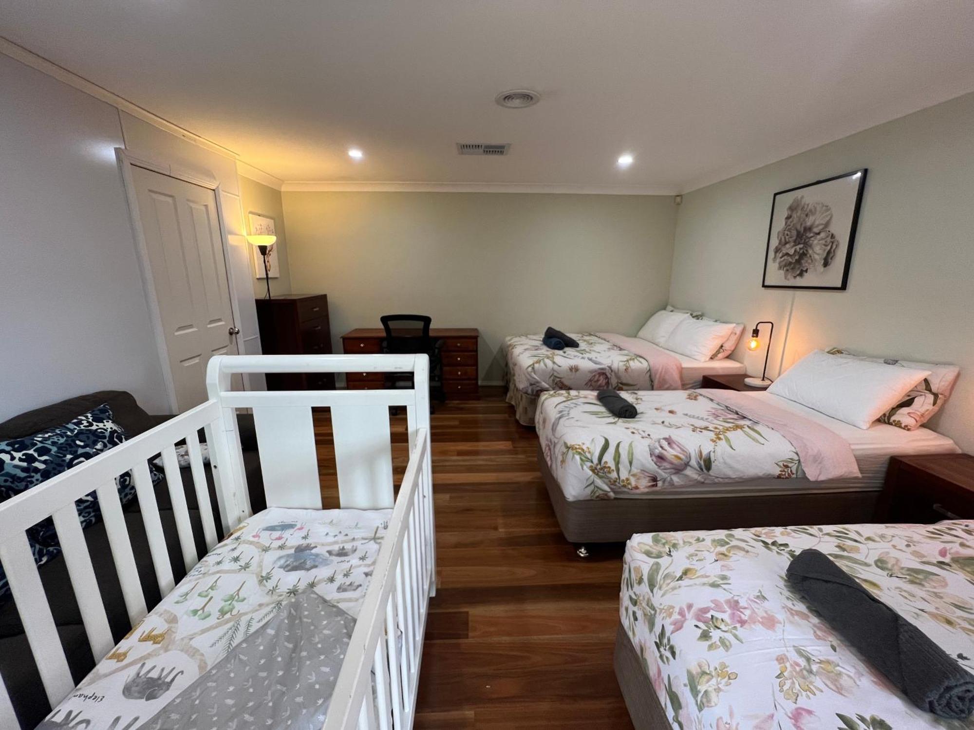 Spacious 6 Bedroom Holiday Home 15 Min Away From Melbourne Airport Sydenham Exterior photo